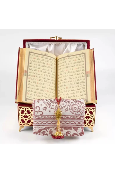 Desenli Kutu Çeyizlik, Seccade Tesbih Kuran Hediye Seti (HAFIZ BOY, KADİFE, BORDO, ELİF-VAV) - Resim 4