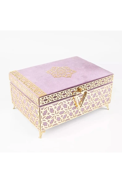 Desenli Kutu Çeyizlik, Seccade Tesbih Kuran Hediye Seti (HAFIZ BOY, KADİFE, LİLA, ELİF-VAV) ürün görseli