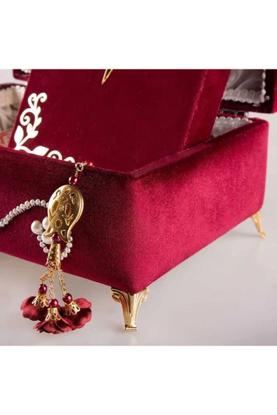 Desenli Kutu Çeyizlik, Seccade + Tesbih + Kuran Hediye Seti (Orta Boy, Kadife, Bordo, Elif-Vav) - Resim 4