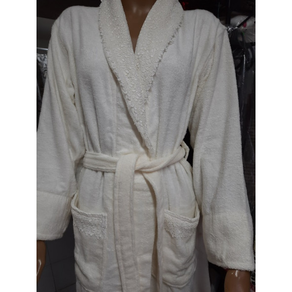 İHRACAT FAZLASI YAKASI VE CEP KAPAKLARI DANTELLİ % 100 BAMBU BAYAN BORNOZU - S/M (36-38) BEDEN- KREM RENK - 4