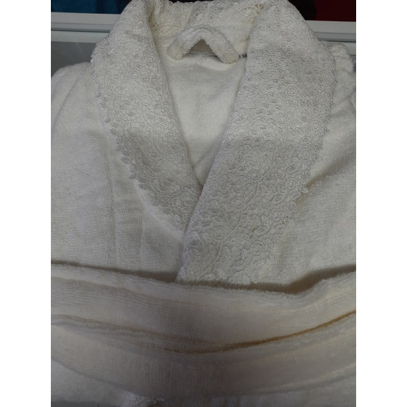 İHRACAT FAZLASI YAKASI VE CEP KAPAKLARI DANTELLİ % 100 BAMBU BAYAN BORNOZU - S/M (36-38) BEDEN- KREM RENK - 10