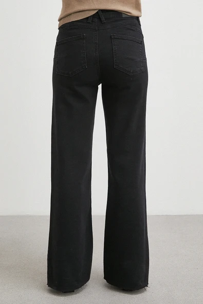 Push Up Kesik Geniş Paça Jean Siyah - Resim 6