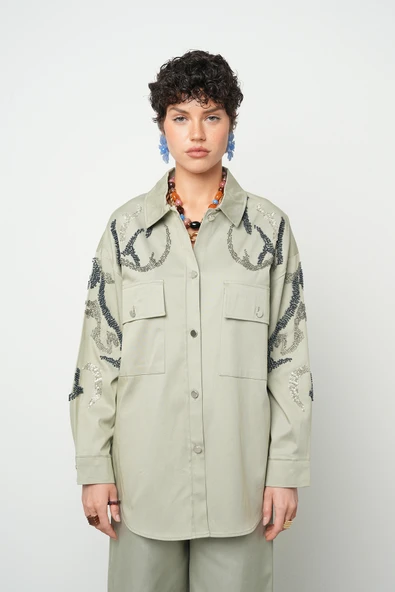 Kadın Çift Cepli Önü Boncuk İşlemeli Düz Renk Gömlek