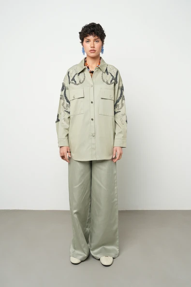 Kadın Çift Cepli Önü Boncuk İşlemeli Düz Renk Gömlek - 4