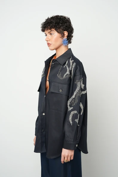 Kadın Çift Cepli Önü Boncuk İşlemeli Düz Renk Gömlek - 7