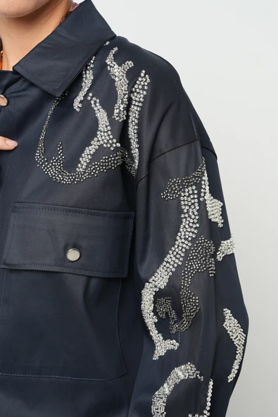 Kadın Çift Cepli Önü Boncuk İşlemeli Düz Renk Gömlek - 8