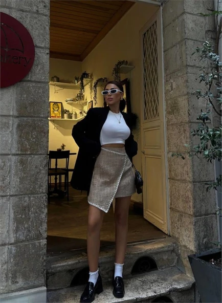 ŞANELKAPAKLI ÇOBAN DİKİŞ DETAYLI KISA ETEK - Bej - Resim 2