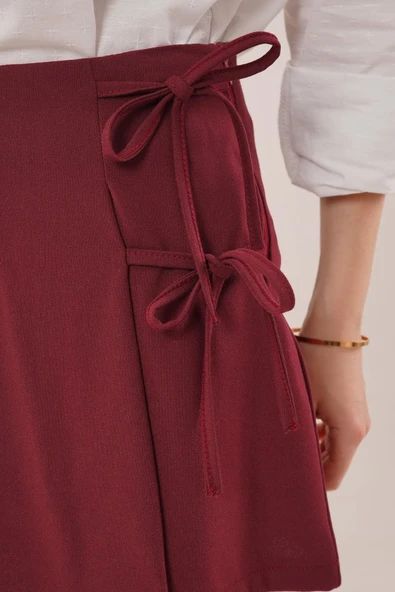 Önü Piliseli Yandan Bağlama Detaylı Bordo Mini Şort Etek - Resim 2