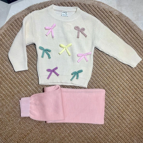 Fiyonk Aplikeli Triko Kız Çocuk Takımı – Bisiklet Yaka Kazak & Triko Pantolon - 4