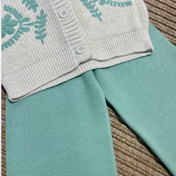 Çiçek Desenli Triko Kız Çocuk Takımı – V Yaka Hırka & Düz Triko Pantolon - 3