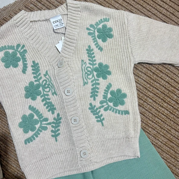 Çiçek Desenli Triko Kız Çocuk Takımı – V Yaka Hırka & Düz Triko Pantolon - 2