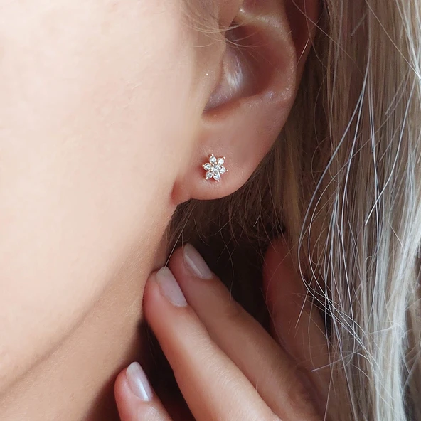 925 Ayar Gümüş Beyaz Taşlı Minimal Lotus Küpe - Resim 5