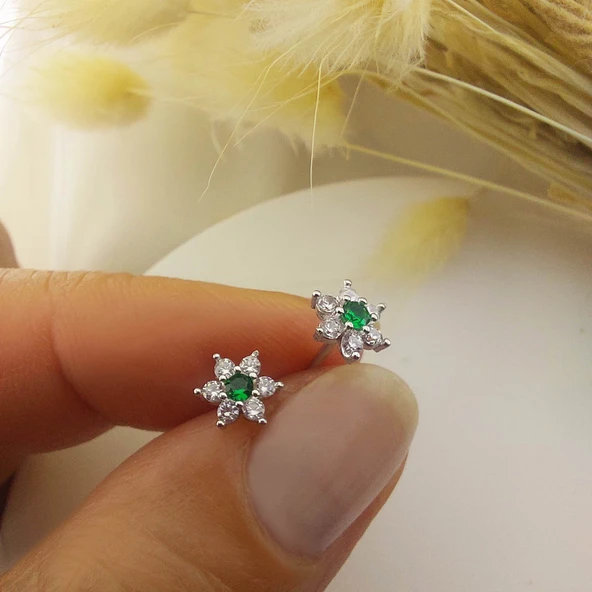 925 Ayar Gümüş Yeşil Taşlı Minimal Lotus Küpe ürün görseli