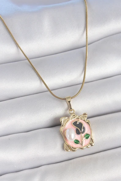 HEYF 316L Çelik Gold Renk Zincir Pembe Mineli Çiçek İşlemli İnci Detay Portre Model Kadın Kolye ürün görseli 1