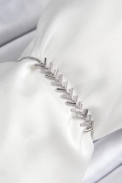 HEYF Pirinç Zirkon Taşlı Sıralı Ok Model Gümüş Renk Asansörlü Kadın Bileklik ürün görseli 1