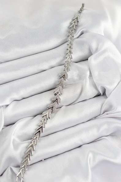 HEYF Pirinç Zirkon Taşlı Sıralı Ok Model Gümüş Renk Kadın Bileklik - Resim 2