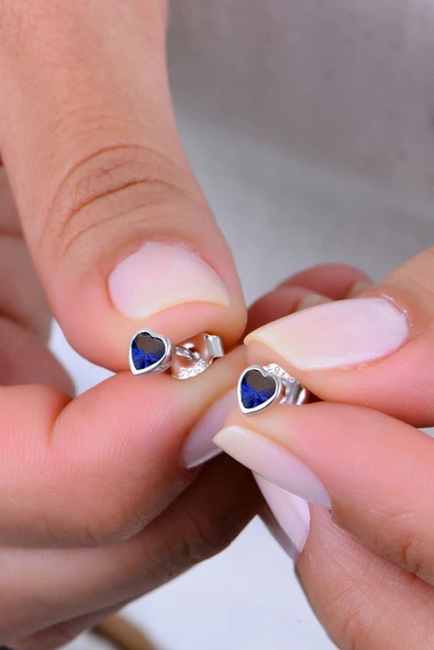 Gümüş rodyumlu safir taşlı sıvama modeli kalp küpe SGTL12997LACIVERT ürün görseli