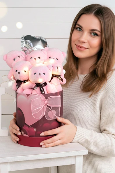 Premium Silindir Kalpli Kırmızı Kutusunda, Kalpli Balonlu LED Işıklı 6’lı Pembe Ayıcık Buketi ürün görseli