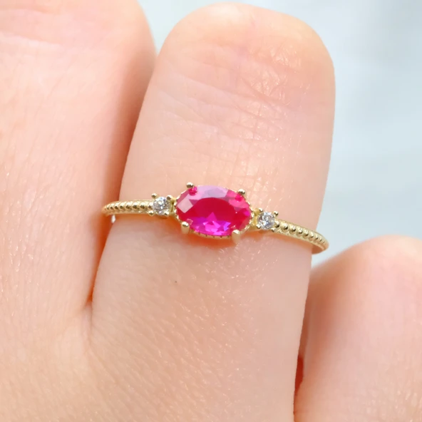 Gümüş Yüzük - Oval Kesim Yakut Taşı Yan Zirkon Taşlı Modern Tasarım 925 Ayar Gümüş Yüzük Tektaş - 2