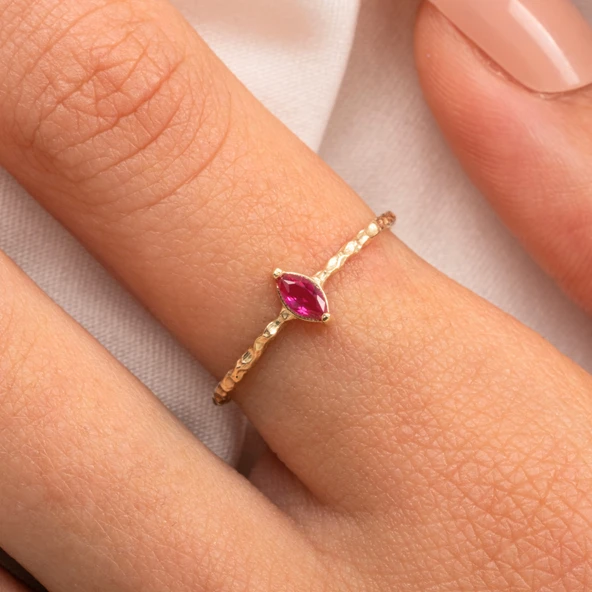 Gümüş Yüzük - Ruby Taşlı El Yapımı Dövülü Eskitme Minimal Tasarım Tektaş 925 Ayar Gümüş Yüzük