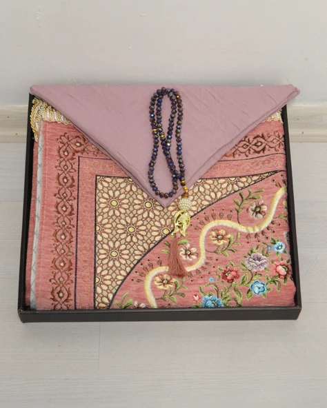 Çeyizlik Hediyelik Seccade Eşarp Tesbih Set – Kadife Astarlı Seccade, Eşarp, Kristal Tesbih Kutulu Lüks Hediye Seti ürün görseli