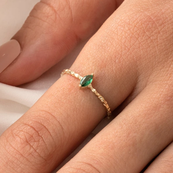 Tektaş Altın Yüzük - 14 Ayar Altın Markiz Zümrüt Taşlı Minimal Tek Taş Yüzük - 4
