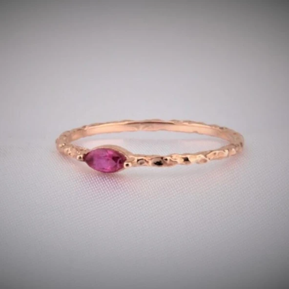 Minimal Altın Yüzük - 14 Ayar Altın Dövme Mekik Yakut Taşlı Minimal Altın Yüzük - Hediyelik Yüzük