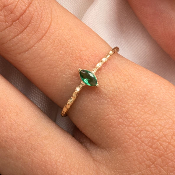 Tektaş Altın Yüzük - 14 Ayar Altın Markiz Zümrüt Taşlı Minimal Tek Taş Yüzük