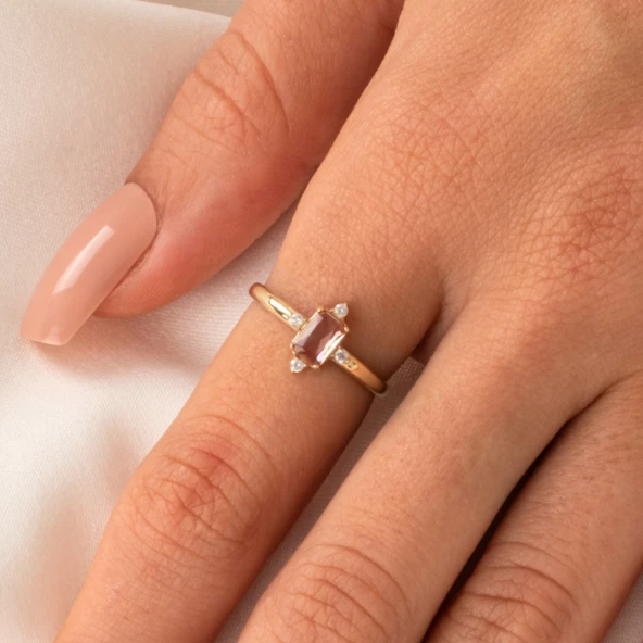 Zultanit Altın Yüzük - 14 Ayar Altın 0.95 Karat Radyant Kesim Zultanit Taşlı Evlilik Teklifi Yüzüğü