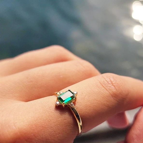 Altın Yüzük - 14 Ayar Altın 0.95 Karat Radyant Kesim Zümrüt Yeşili Taşlı Evlilik Teklifi Yüzüğü