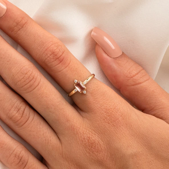 Zultanit Altın Yüzük - 14 Ayar Altın 0.95 Karat Radyant Kesim Zultanit Taşlı Evlilik Teklifi Yüzüğü - 9