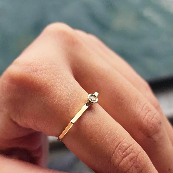 Tektaş Altın Yüzük - 14 Ayar Altın Çizgi Oval 0.20 Karat Zultanit Doğal Taşlı Minimal Tek Taş Yüzük - 6