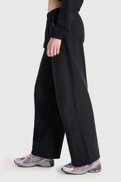 New Balance Lifestyle WNP1523-BK Siyah Kadın Eşofman Altı - 2