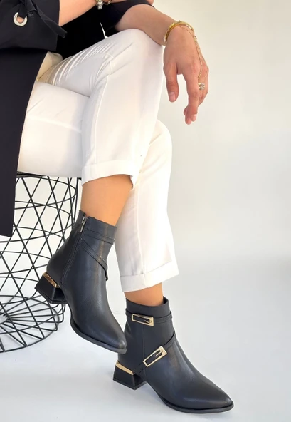 İnay Siyah Cilt Topuklu Bot ürün görseli