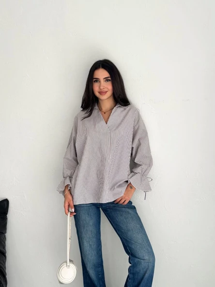 Arkası Asimetrik Yırtmaç Kesim Detaylı Cizgili Bluz Gömlek - Gri ürün görseli