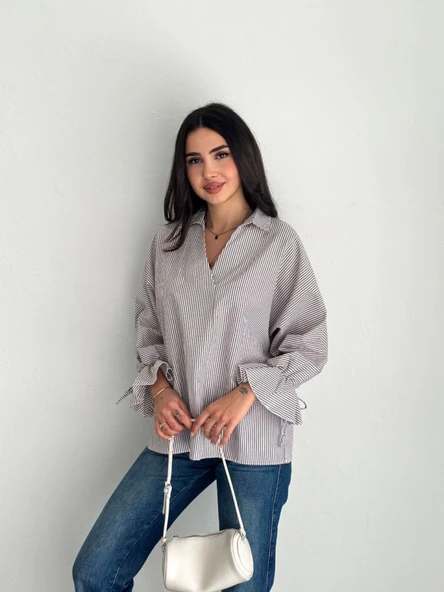Arkası Asimetrik Yırtmaç Kesim Detaylı Cizgili Bluz Gömlek - Gri - Resim 4