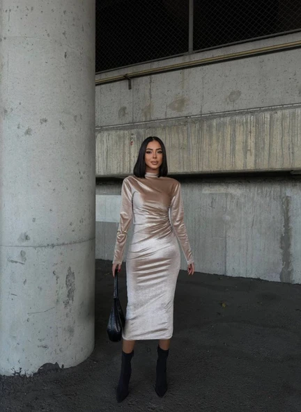 Kadın Uzun Kollu Yarım Balıkçı Yaka Büzgü Detay Kadife Kumaş Elbise - Resim 4