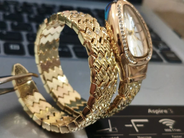 Altın Renk Taş Kaplama Beyaz Kadran Yılan Saat Dolamalı Saat - 3