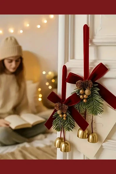 Kırmızı & Altın Noel Kapı Süsü | İkili Çan ve Bordo Kurdele Detaylı Çam Kozalaklı Yılbaşı Kapı Çelengi (1 Adet) - Resim 2