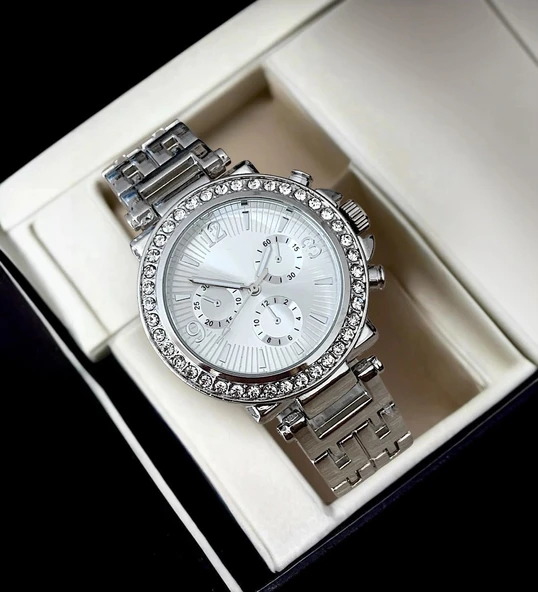 Metal Kordon Gümüş Renk Ve Taşlı Kadın Kol Saati