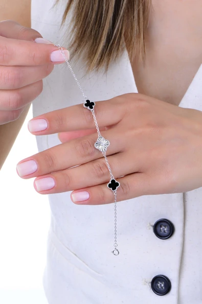 Gümüş rodyumlu lazer işlemi onix taşlı clover yonca bileklik SGTL12928SIYAH ürün görseli