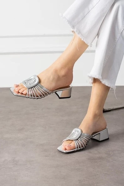Anca Gümüş Rugan Topuklu Terlik - Resim 3