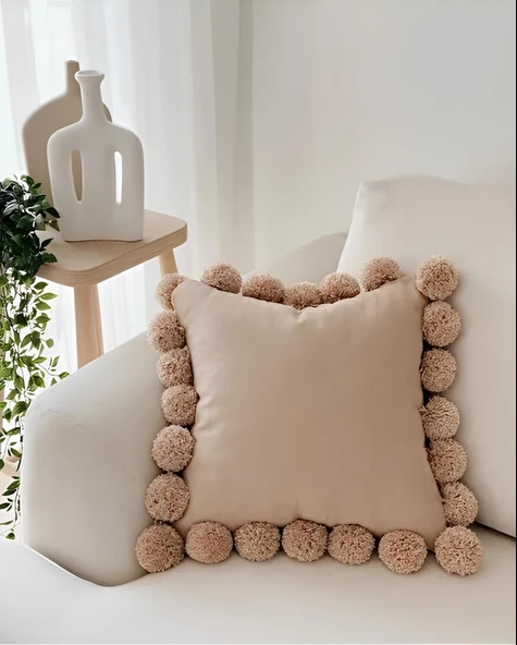 Ponponlu kahverengi kırlent kılıfı 40 x 40 ürün görseli