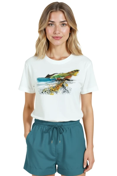 Kadın Beyaz Relaxed Fit %100 Pamuk Tişört – Suluboya Kıyı Manzarası Baskılı ürün görseli 1