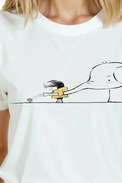 Kadın Beyaz Relaxed Fit %100 Pamuk Tişört – Çocuk & Fil Sulama İllüstrasyonlu - Resim 8