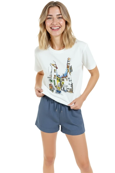 Kadın Beyaz Relaxed Fit %100 Pamuk Tişört – Sokak Kafeleri & Renkli Evler Baskılı - Resim 3