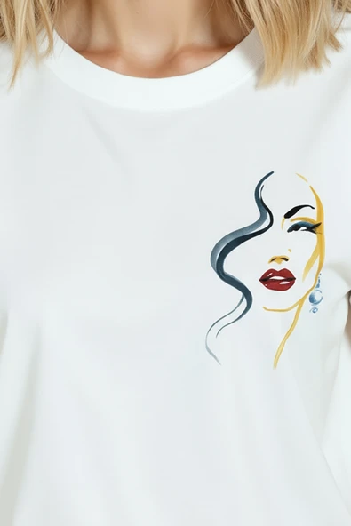 Kadın Beyaz Relaxed Fit %100 Pamuk Tişört – İnce Çizgisel Portre Baskılı - Resim 8