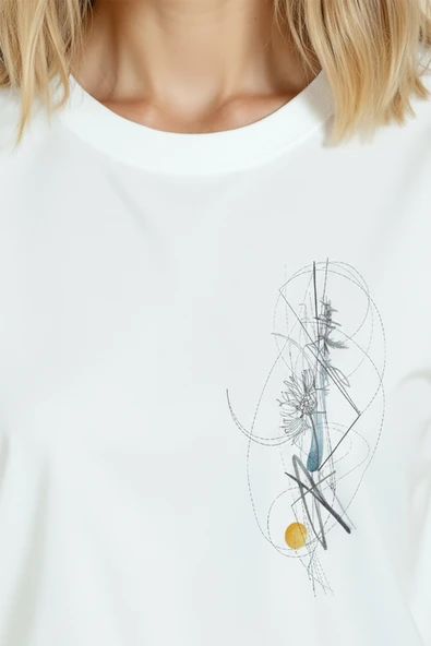 Kadın Beyaz Relaxed Fit %100 Pamuk Tişört – İnce Çizgisel Soyut Baskılı - Resim 8