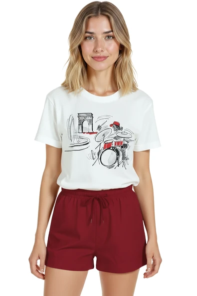 Kadın Beyaz Relaxed Fit %100 Pamuk Tişört – Çizgisel Davulcu & Şehir Manzarası Baskılı ürün görseli 1