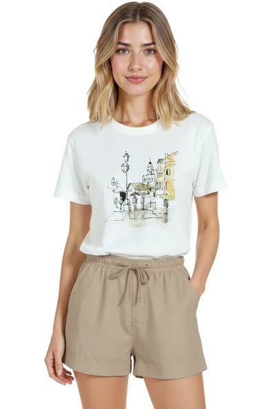 Kadın Beyaz Relaxed Fit %100 Pamuk Tişört – Sokak Lambaları ve Şemsiyeler Baskılı ürün görseli 1